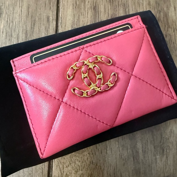 CHANEL 19 cardholder - Picture 1 of 4